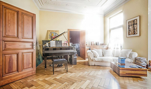 Exclusive, stunningly beautiful 5-room apartment in a historic building, featuring 2 balconies and a fitted kitchen, located in Düsseldorf.