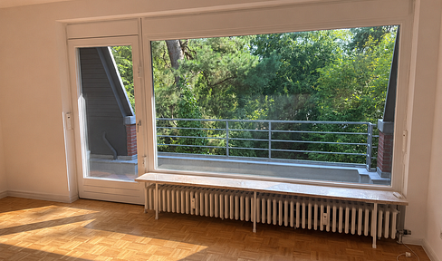 Berlin-Nikolassee: Renovated 43 sqm apartment with a kitchen, renovated bathroom, and a large balcony surrounded by greenery.