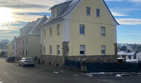 Well-maintained apartment, 3 rooms, kitchen, and bathroom, with fitted kitchen and garden.