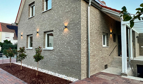 Modern living in Wolfsburg: 133 m², large garden, solar panels with storage, charging station, and a studio apartment in the attic.