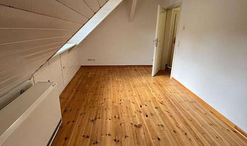 Charmante Dachgeschosswohnung mit neuer Einbauküche – ruhige Lage in Heiligenhaus
