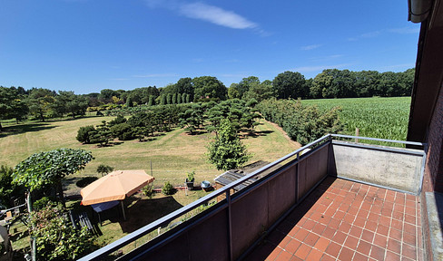 Ground-floor apartment near the lake - located at the end of a cul-de-sac with a breathtaking view of the greenery.