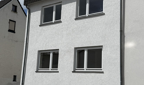 Neu Renovierte Doppelhaushälfte  in ruhiger Lage