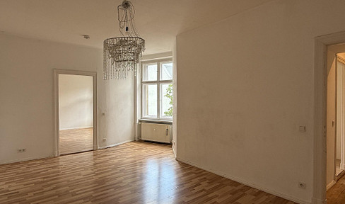 Bright, 2-room apartment in a renovated building, located near Charlottenburg Palace, available without commission.