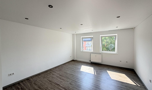 First occupancy after renovation: Bright 3-room apartment with parking space and cellar – available immediately.