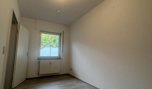 Affordable 2-room apartment on the ground floor, located in a quiet residential area.