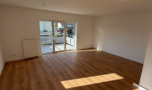 Helle renovierte 4 Zimmer Wohnung mit Balkon, Einbauküche & 2 Stellplätzen