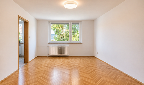 Bright 4-room apartment – For sale by owner.