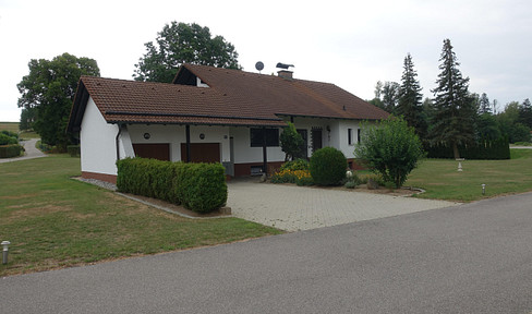 Großzügiger Bungalow auf weitläufigem Grundstück – und optionaler Pferdehaltung