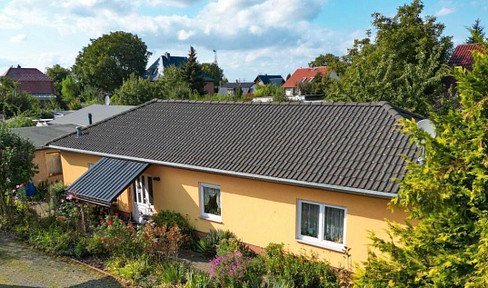 Detached house + garden cottage in a prime location.