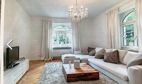 Charming apartment in a historic building, located in Schwabing.