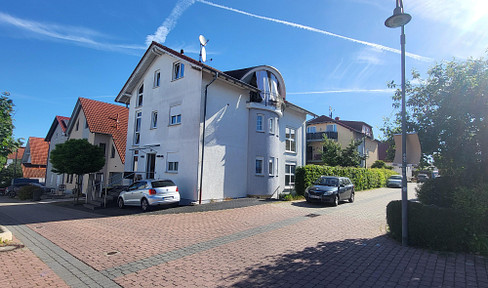 Moderne 3-Zimmer-Dachgeschosswohnung mit Balkon, Loggia & Einbauküche