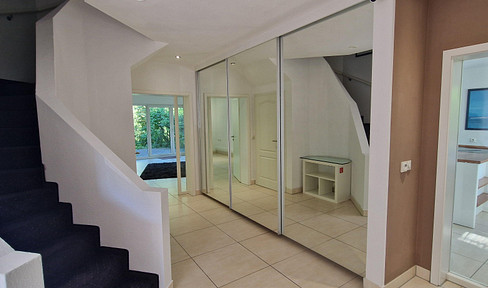 Detached house / large house section with fitted kitchen, fireplace, 2 terraces, and a beautiful garden, located directly by the lake 🌊.