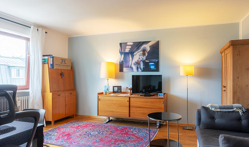 NO COMMISSION: Charming city apartment in Schwabing – bright 2-room apartment on the top floor, with a balcony and elevator.