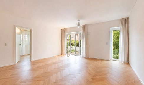 Completely renovated 3-room apartment with 30 square meters of terrace and a fireplace, located in the desirable area of Sachsenhausen-Süd.