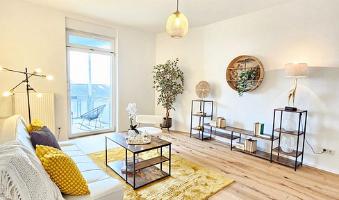 Apartment for sale: 4-room apartment with a view of the Frankfurt skyline, balcony, and fitted kitchen – no commission fees.