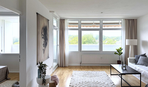 *NO COMMISSION* Stylishly modernized 2-room apartment with a breathtaking view and a large, sunny balcony.