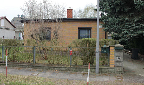 Detached house with development potential in the north of Berlin, offered privately.