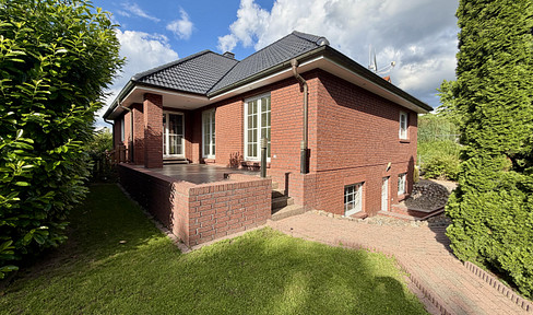 225 sqm of family happiness spread across 2 levels + Wonderful garden, sauna, and fireplace.