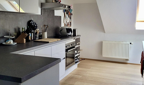 Sanierte 2-Zimmer-Dachgeschosswohnung mit Einbauküche