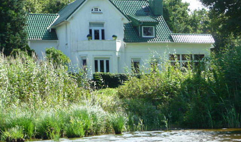 House with lake view and building plot by the lake, in a prime residential location, directly on the waterfront. Features: lake view, villa, fireplace.