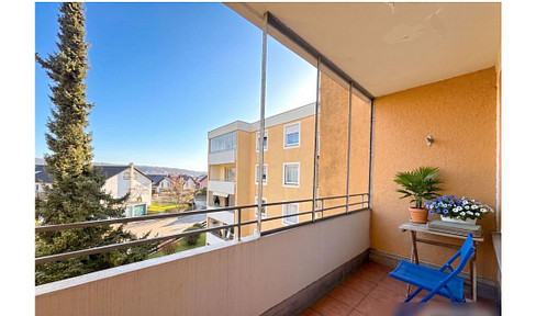 Bright, 1.5-room apartment in a desirable location in Kaufbeuren, featuring a balcony, fitted kitchen, and underground parking.