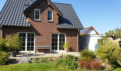 Massivhaus mit Doppelgarage, Fußbodenheizung, Wärmepumpe