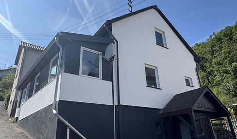 Modernized detached house with a 1,025 m² plot, sunroom, and large garden.