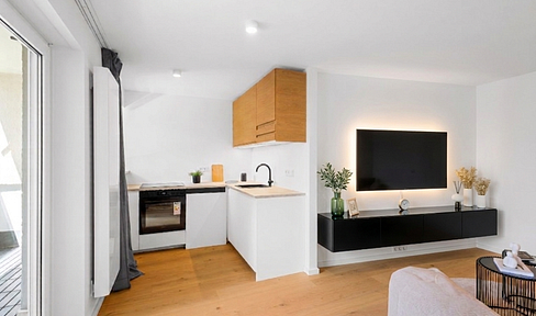 Commission-free & Completely Renovated by the Architect - 2 rooms, loggia, and fitted kitchen.