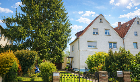 Detached house - Charming, historic building with character and a large, enclosed garden, suitable for renovation.