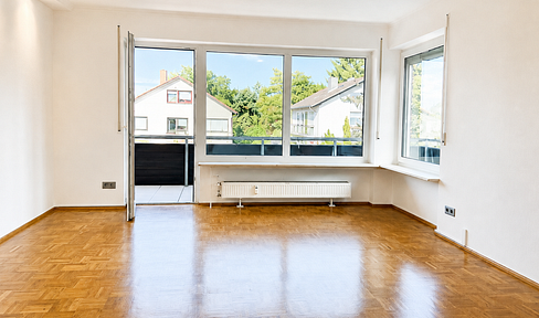 Bright 2-room apartment with a large, green balcony and genuine hardwood parquet flooring.
