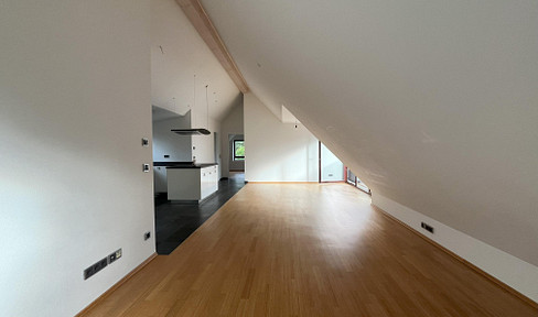 3-room apartment with plenty of natural light, located in the attic, in the heart of Munich-Waldtrudering.