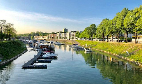 Living on the Rhine: High-quality 2-room apartment with a balcony and fitted kitchen.