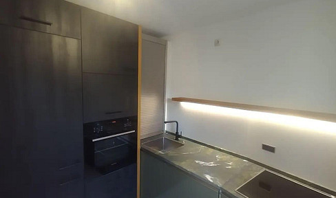 Freshly renovated, quiet 2-room apartment with a large balcony and a new, modern fitted kitchen.