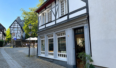 Historic retail space on Tuchmacherplatz – suitable for a shop or office.