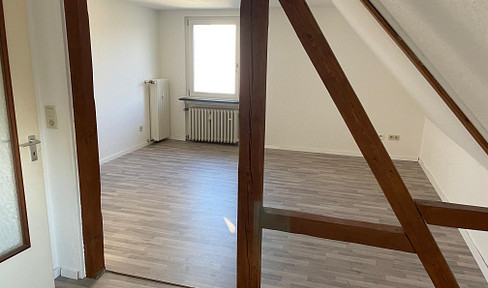 Located in the heart of Altenbochum, this charming 3-room attic apartment offers a peaceful setting and includes its own parking space.