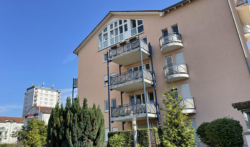 Gepflegte 2-Zimmer-Wohnung mit Balkon, Einbauküche, Stellplatz & Aufzug in Maintal-Dörnigheim
