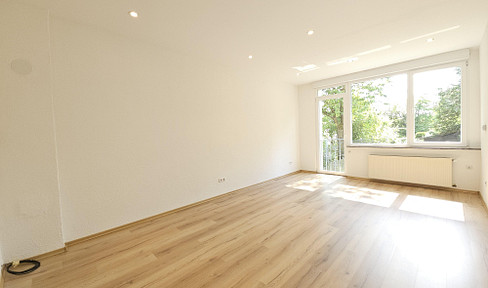 Newly renovated 3-room apartment with new laminate flooring, located in a quiet and central area.
