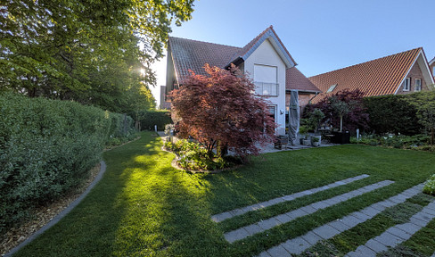 Exclusive and energy-efficient architect-designed house with plenty of privacy, located in a green and peaceful setting.