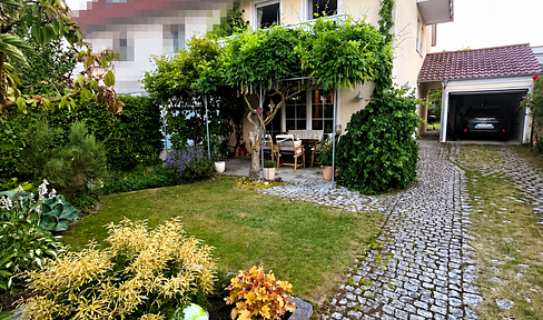 Well-maintained semi-detached house in a prime location - no commission fees.