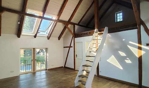 Licht & Weite – Altholz, Lehm und historischer Charme