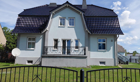 Stylishly renovated manor house on a 3,794 m² plot of land.