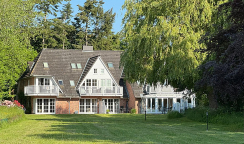 A charming property with breathtaking views and direct access to the lake, located in Timmendorfer Strand - Hemmelsdorf.