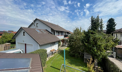 Charming semi-detached house with a large corner plot, 3 garages, and potential for expansion, located in Isen.