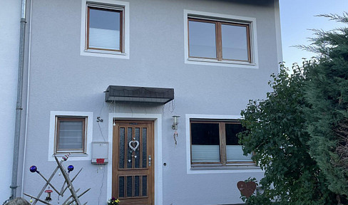 Charming semi-detached house with a large corner plot, 3 garages, and potential for expansion, located in Isen.
