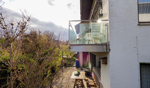 Living with a dream view – Versatile multi-family house with three residential units in Heiligkreuzsteinach.