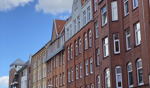 Sofortbezug! Helle 5-Zimmer-Altbauwohnung m. Balkon über den Dächern von Kiel zu kaufen.