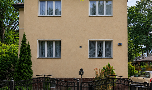 Not a standard new building, nothing ordinary. A charming piece of historic Berlin architecture with a 1010 square meter plot of land, perfect for people with ideas.