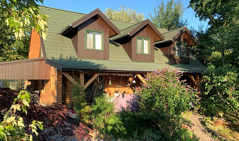 Detached single-family home, constructed entirely of solid wood, in the Canadian log cabin style, built with ecological principles, and very well maintained.
