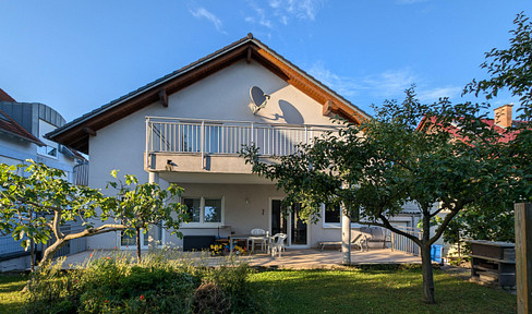 Große 2 Zimmer Wohnung, 100qm im 2-FH, Bj 2006, Balkon, Stellplatz, Garage